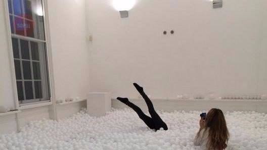 В Лондоні відкрився басейн з пластиковими кульками замість води