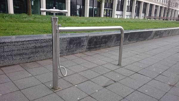 [Фото дня] Велопарковка з підкачкою шин (Нідерланди)
