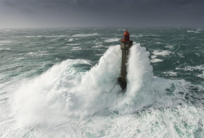 [Фото дня] Маяк на острові Уессан під час шторму, Франція