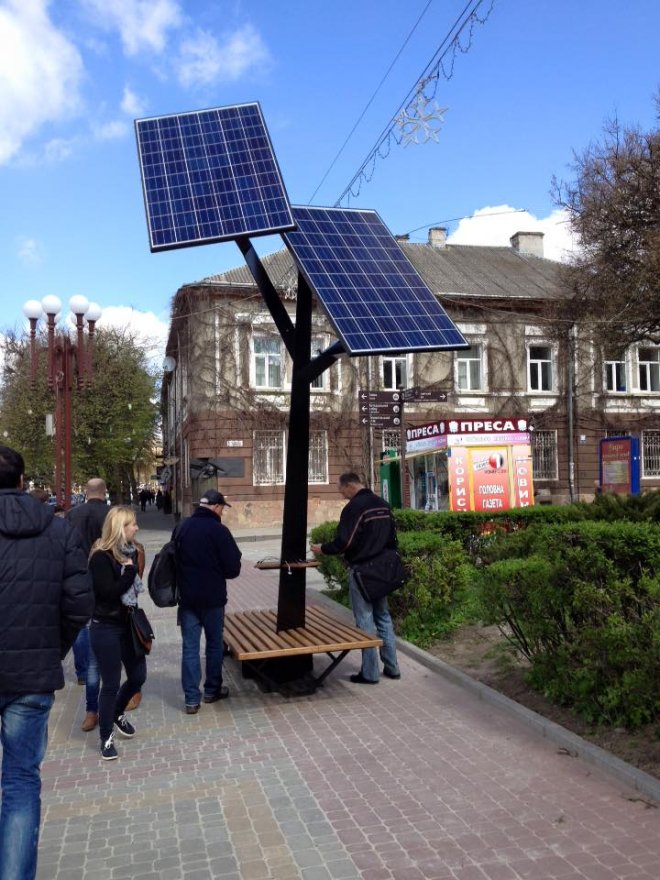 [Фото дня] Сонячна батарея в Тернополі, де перехожі можуть підзарядити свої мобільники