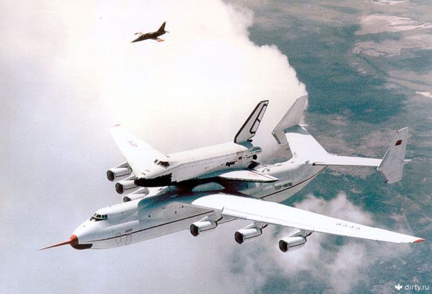 [Фото дня] Найбільший літак у світі, «Мрія», транспортує космічний човник «Буран»