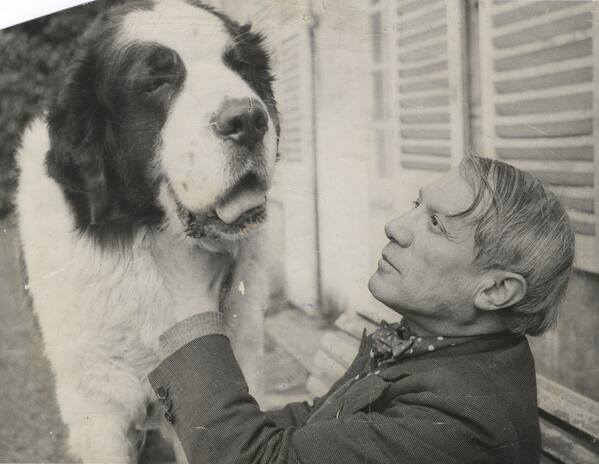 [Фото дня] Пабло Пікассо з сенбернаром, 1936 рік