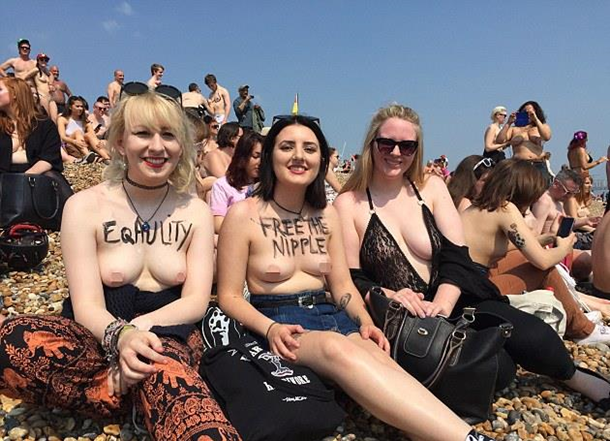 Сотня феміністок оголили груди у Британії