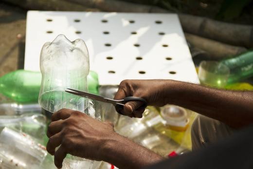 Чоловік з нетрів Бангладешу зробив кондиціонер з пластикових пляшок