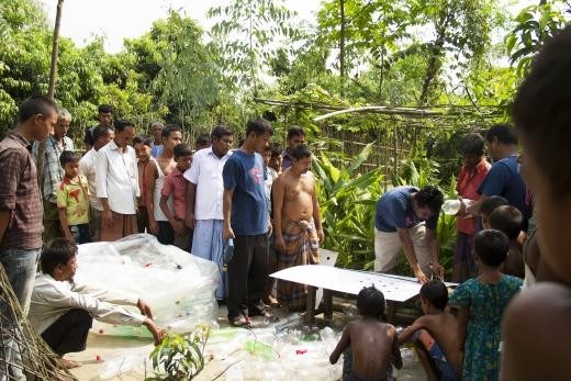 Чоловік з нетрів Бангладешу зробив кондиціонер з пластикових пляшок
