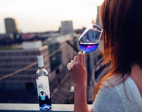 [Фото дня] Блакитне вино: неймовірний колір і натуральність