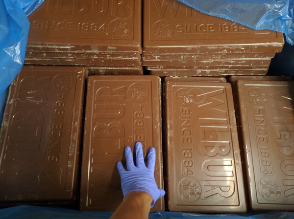 [Фото дня] Шоколадні плити на кондитерській фабриці