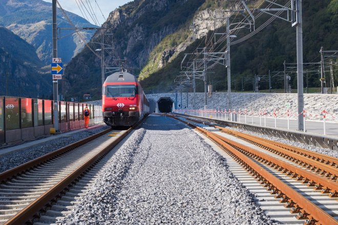 Найдовший у світі залізничний тунель відкрився в Швейцарії