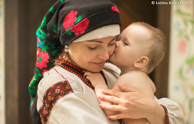 Користувачі мережі в захваті від ніжної фотосесії українки з маленькою донькою в етно-стилі