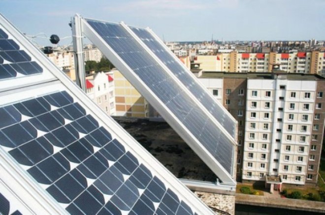 В Херсоні на даху багатоповерхівки запрацювала перша сонячна електростанція
