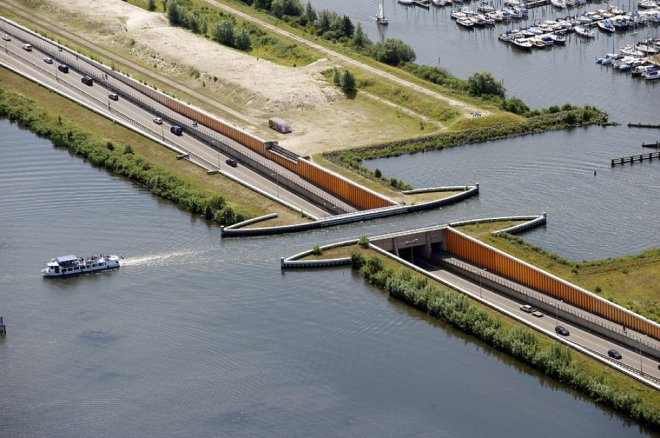 Голландський водний міст, який ламає всі закони фізики