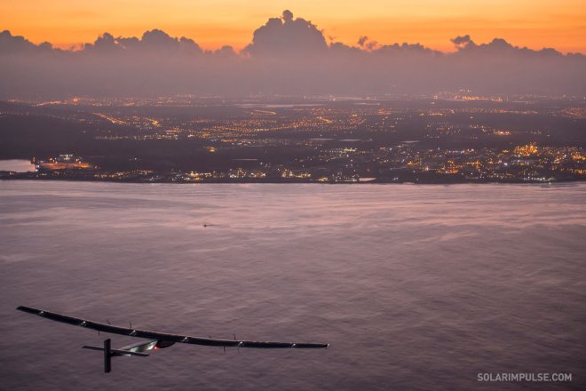 Літак на сонячних батареях здійснив першу в світі кругосвітню подорож