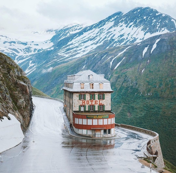 [Фото дня] Придорожній готель в горах Швейцарії