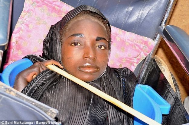 19-річна нігерійка, яка все життя провела в пластиковій мисці