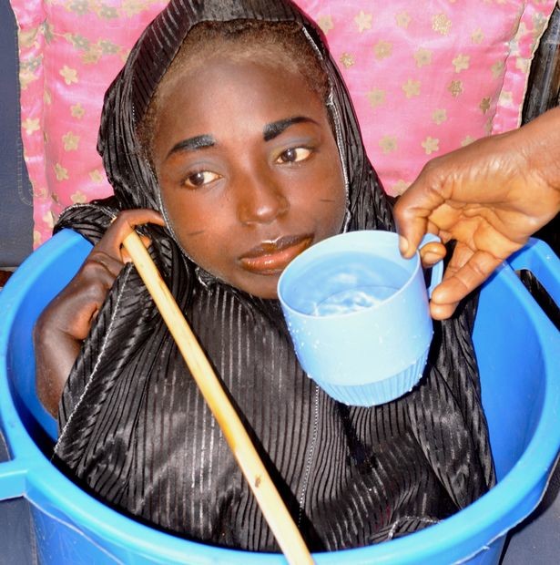 19-річна нігерійка, яка все життя провела в пластиковій мисці