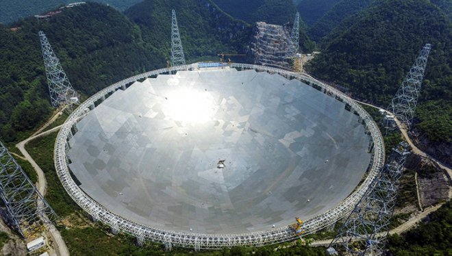 В Китаї побудували найбільший радіотелескоп, який допоможе дізнатися про по ...