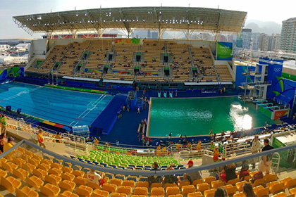 Стрибуни у воду злякалися зеленої води в олімпійському басейні