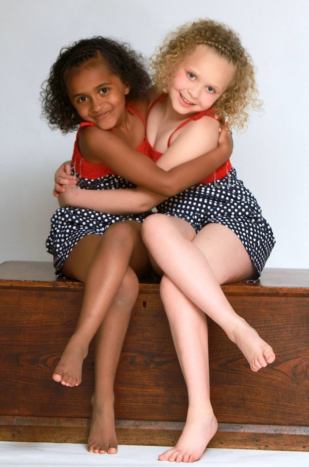 [Фото дня] Рімі та Кіан, сестри-близнючки, в чиєму роду були представники обох рас
