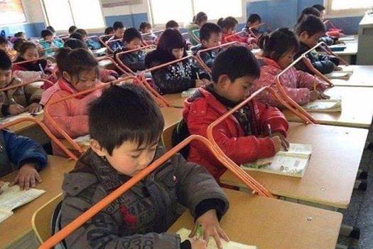 [Фото дня] Китай. Таким чином у дітей виробляється правильна постава