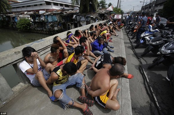 Президент Філіпін бореться з наркотиками. Наркоманів і дилерів масово вбива ...
