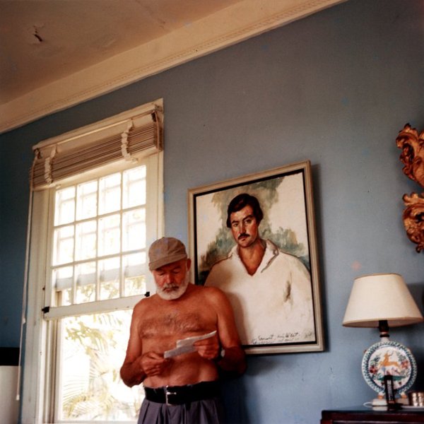 [Фото дня] Ернест Хемінгуей у своєму домі на Кубі. 1953 р