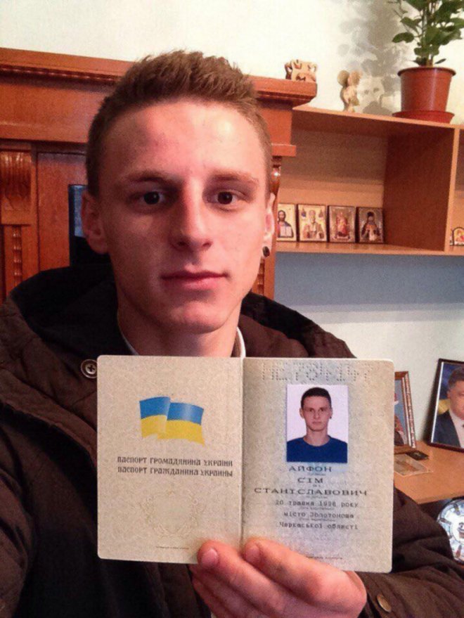 Двоє українців змінили прізвище та ім'я на «Айфон Сім»