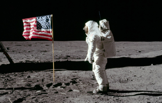 Американський прапор, встановлений на Місяці, був куплений у звичайному супермаркеті