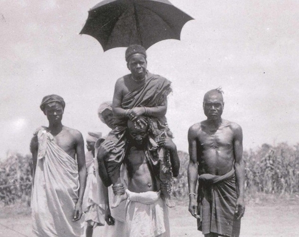 [Фото дня] Африканський король верхи на підданому і з парасолькою. 1913р.