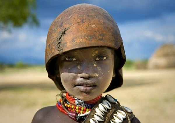 [Фото дня] Дитина з племені Ербор, Ефіопія