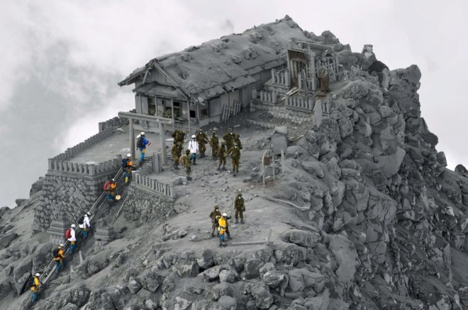 [Фото дня] Храм, що покрився попелом в результаті виверження вулкану Онтаке ...