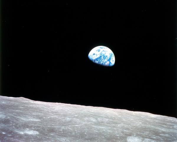 [Фото дня] Знаменитій фотографії Землі над Місяцем 48 років