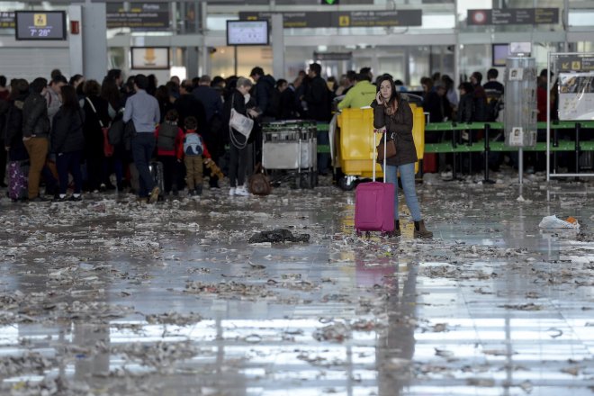 Аеропорт Барселони перетворився у звалище: відео