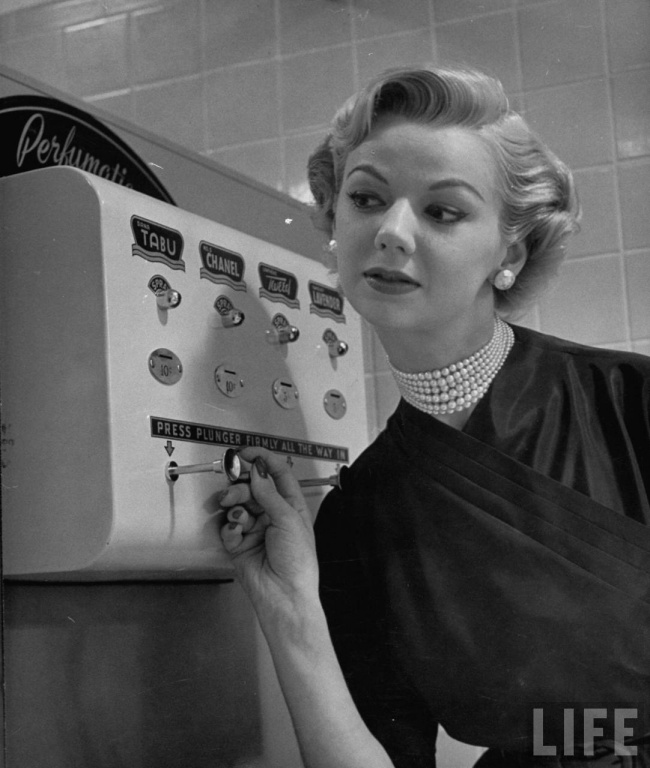[Фото дня] Автомат для обприскування духами, 1952 рік