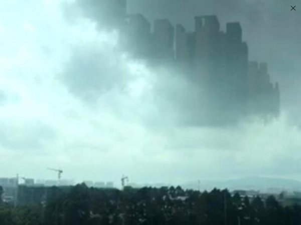 Над китайським містом Юеян з'явився міраж у вигляді хмарочосів (відео)