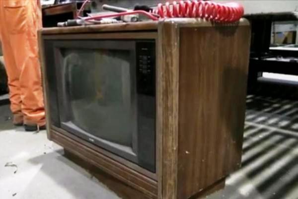 Робочий сміттєпереробного заводу знайшов 100 000 доларів всередині старого телевізора