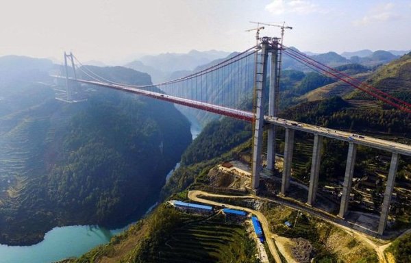 У Китаї здали в експлуатацію найвищий міст, який не має аналогів у світі