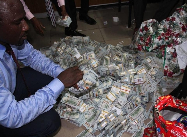 В порожній квартирі в Нігерії знайшли 43 мільйони доларів