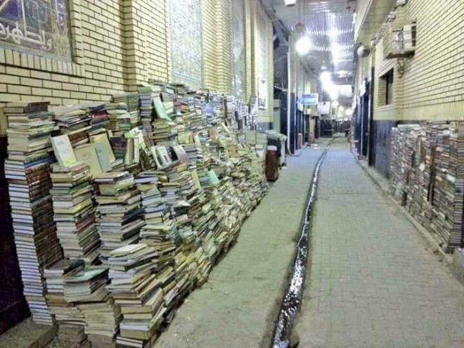 [Фото дня] Книжковий ринок в Іраку вночі залишається без нагляду