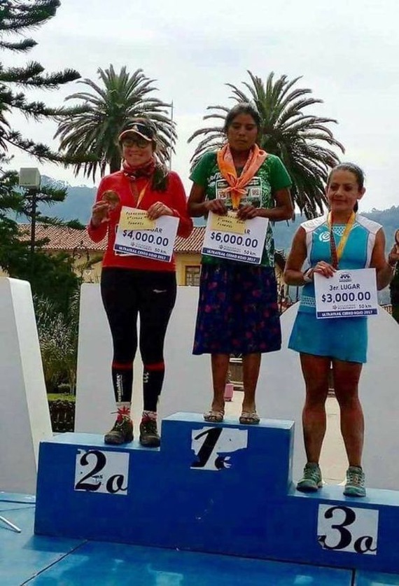 Мексиканка виграла забіг на 50 кілометрів в сандалях і спідниці