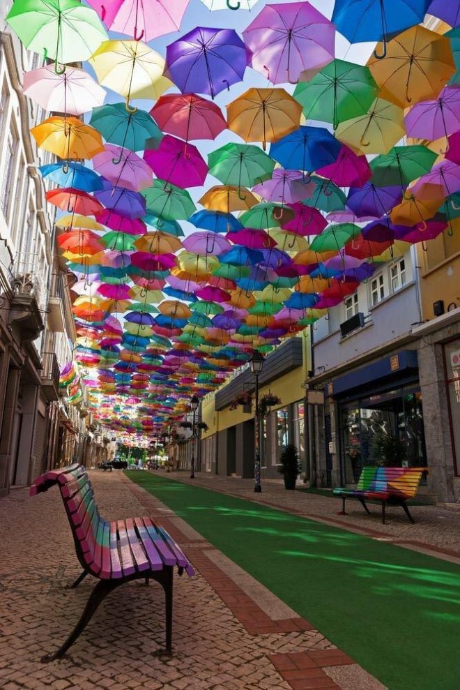 [Фото дня] Різнокольорові повітряні парасольки на вулицях Португалії