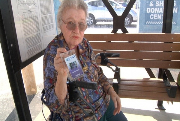 103-річній жінці подарували довічний проїзний