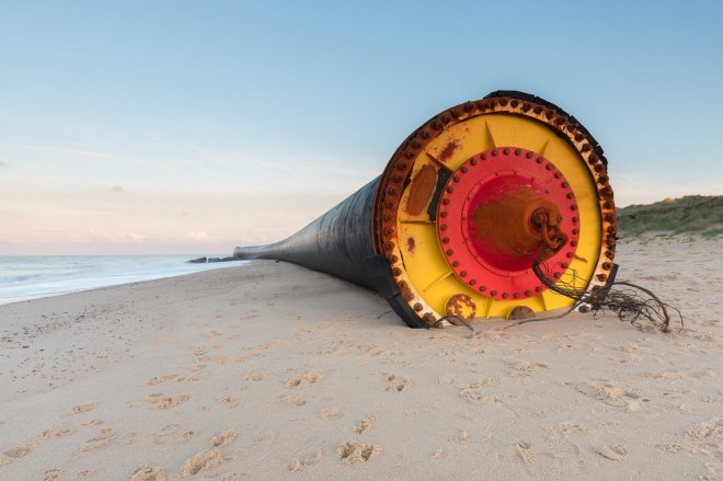 Гігантські 100-метрові чорні труби викинуло на британський пляж
