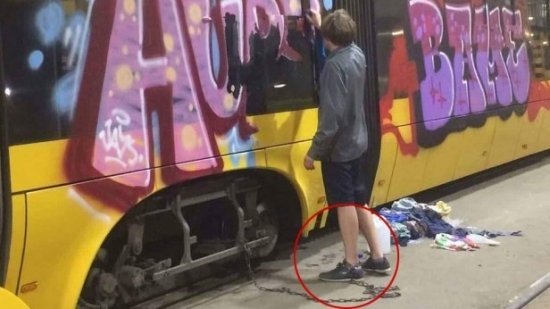 Прикутий ланцюгом українець дев'ять годин змивав своє графіті на трамваї в Варшаві