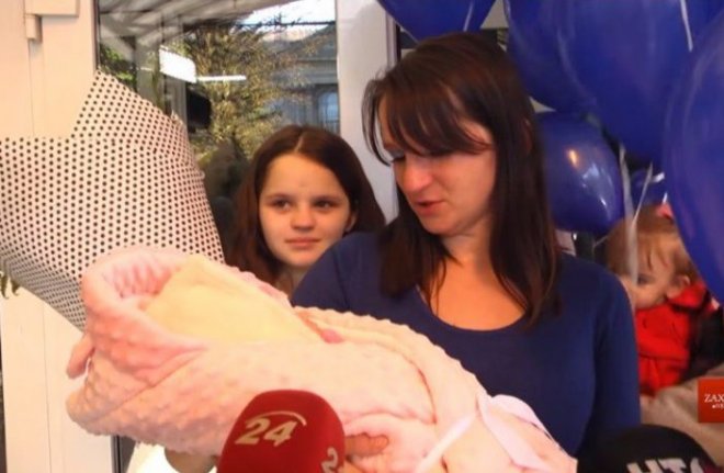 У Львові із пологового будинку виписали 12-річну маму з донечкою