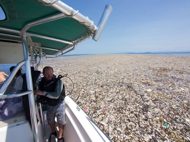 [Фото дня] Пластикові відходи біля узбережжя Гондурасу
