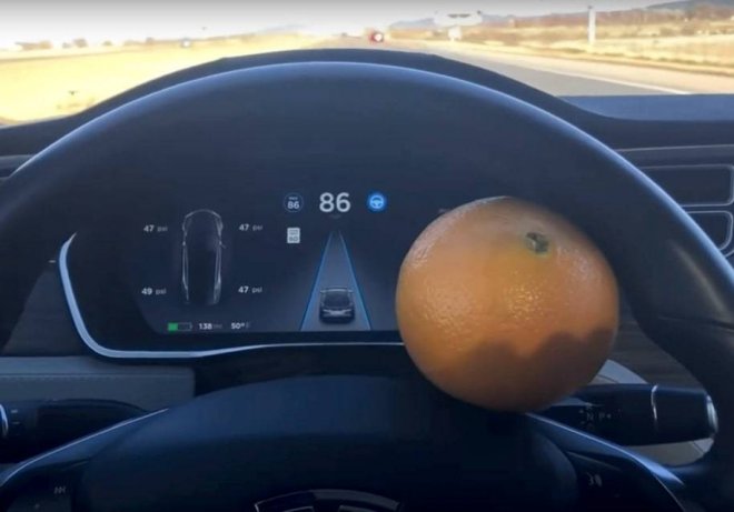Чоловік обдурив автопілот Tesla за допомогою апельсина