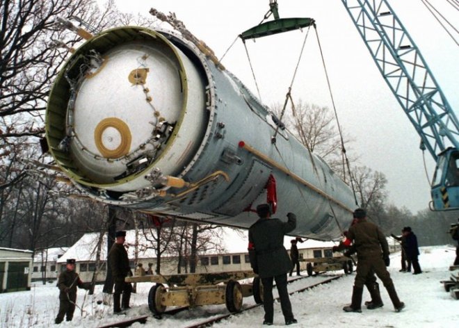 [Фото дня] Підготовка до знищення балістичної ракети СС-19, 24 грудня 1997 року, Україна