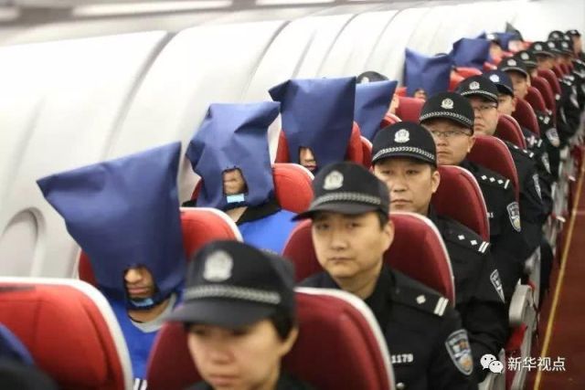[Фото дня] Перевезення підозрюваних в Китаї