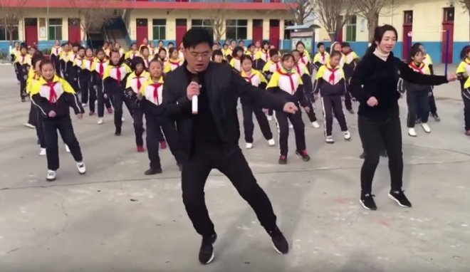Китай. Директор школи танцює з учнями (відео)