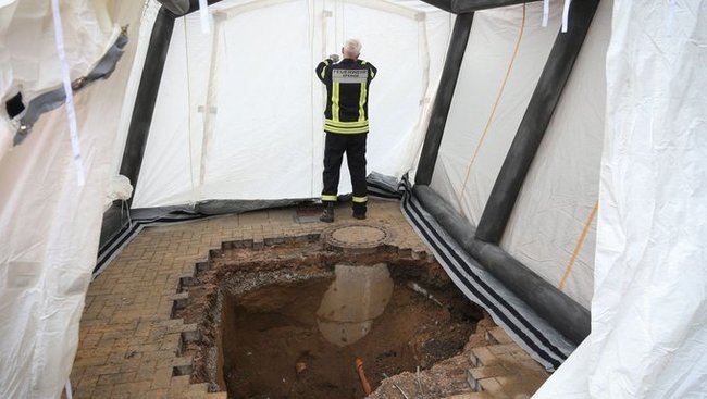 У Німеччині при ремонті плитки на парковці знайшли восьмиметровий тунель, що веде до банку